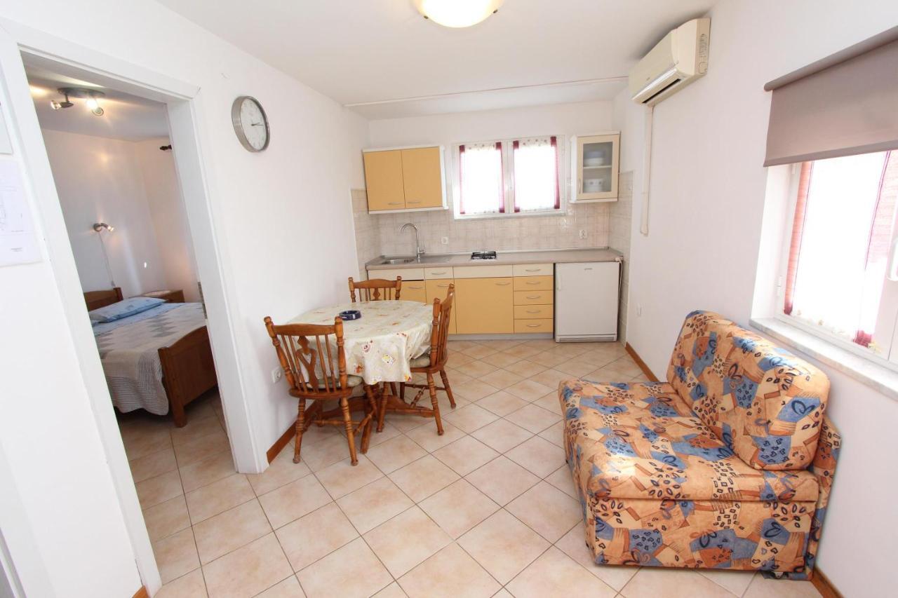 Apartments Malvina ロヴィニ エクステリア 写真